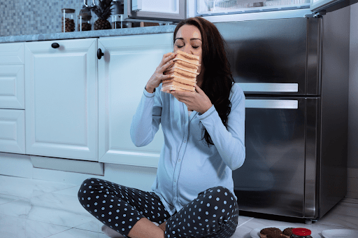 Wanita Sedang Makan Sandwich yang Menandakan Dia Adalah Sandwich Generation