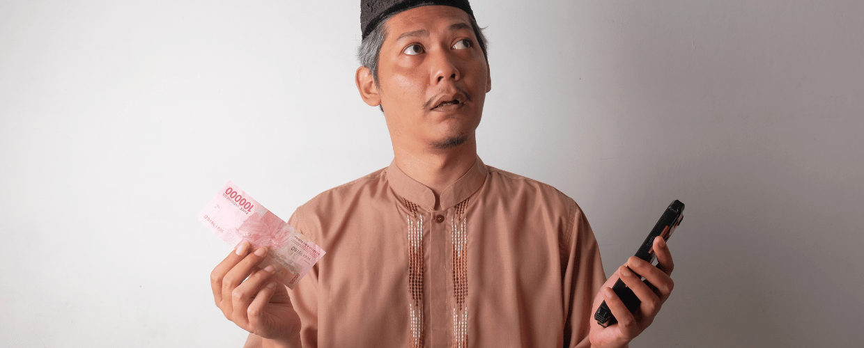 indonesian-man-holding-rupiah