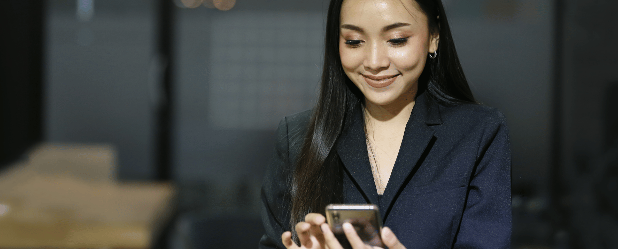 indonesian-woman-working-phone