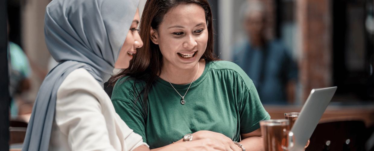 indonesian-woman-talking-laptop