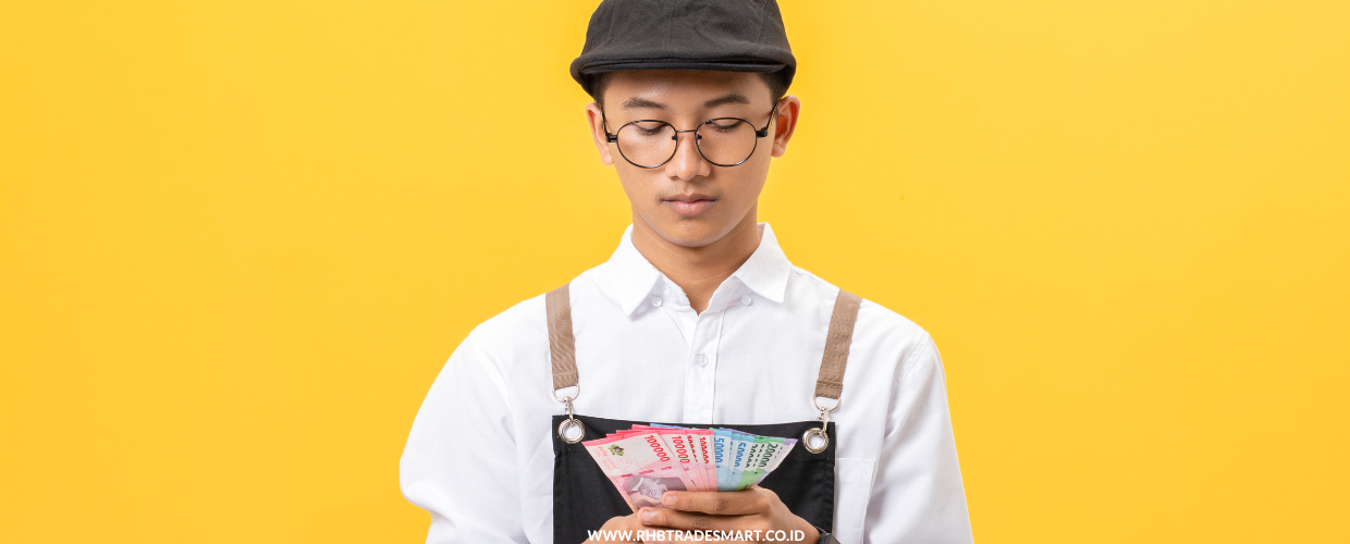indonesian-man-holding-rupiah