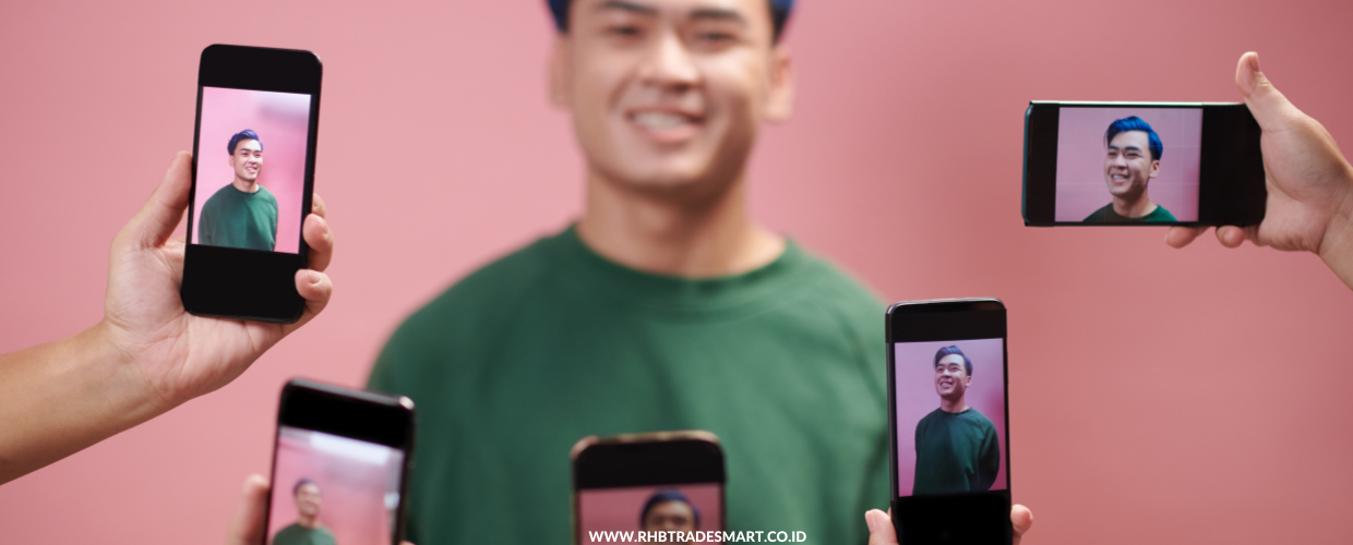 asian-man-influencer-phone