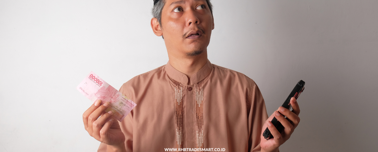 indonesian-man-holding-money