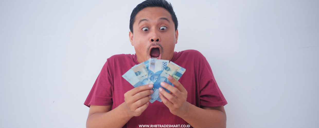 indonesian-man-with-rupiah
